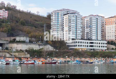 Porto di Arakli, Trabzon, Turchia. Vista sulla costa con edifici moderni e barche da pesca Foto Stock