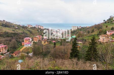 Paesaggio di montagna di Surmene, Trabzon, Turchia. Le case abitate si trovano sulla costa del Mar Nero Foto Stock