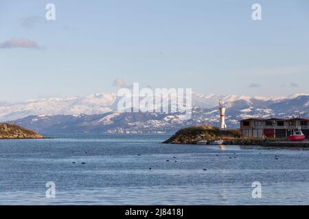 Arakli, Trabzon, Turchia. Vista sulla costa con torre faro all'ingresso del piccolo porto di pescatori. Costa del Mar Nero in una mattinata di sole Foto Stock