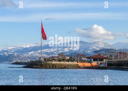 Vista costiera con bandiera turca di Arakli, Trabzon, Turchia. Paesaggio della costa del Mar Nero Foto Stock