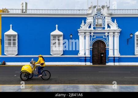 Una donna vende gelati da una bicicletta mobile in Plaza De Armas, Trujillo, la Libertad Regione, Perù. Foto Stock
