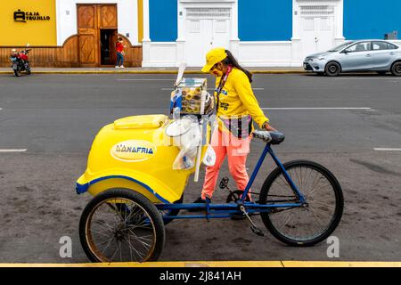Una donna vende gelati da una bicicletta mobile in Plaza De Armas, Trujillo, la Libertad Regione, Perù. Foto Stock