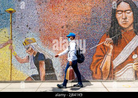 Il Murale/Mosaico presso l'Università Nazionale di Trujillo, Trujillo, Provincia di la Libertad, Perù. Foto Stock