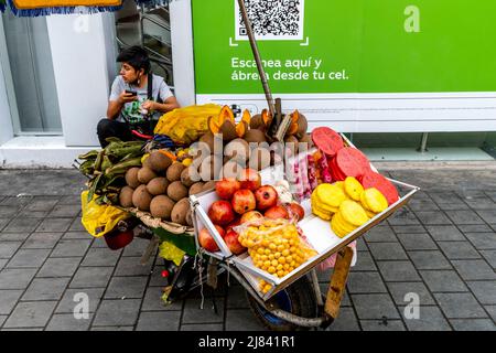 Un giovane uomo vende frutta fresca in strada, Trujillo, la Libertad Regione, Perù. Foto Stock