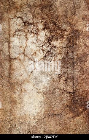 sfondo astratto o texture marrone una parete spoky di un gesso con una crepa Foto Stock