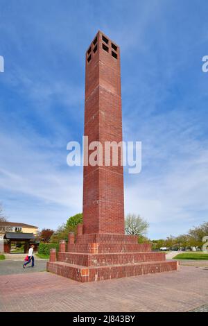 Friburgo, Germania - Aprile 2022: Torre del monumento angolare chiamata 'Lichtturm' in Piazza Regioplatz Foto Stock