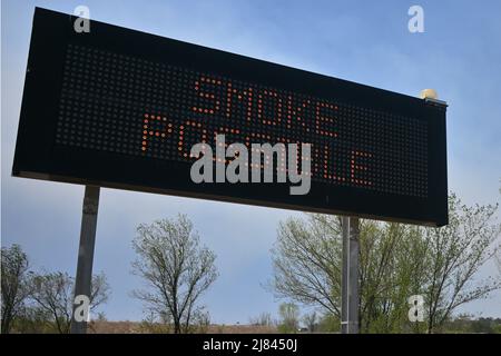 Las Vegas, Stati Uniti. 12th maggio 2022. Un cartello elettronico avverte la gente del fumo dal Calf Canyon/Hermits Peak il 12 maggio 2022 vicino a Las Vegas, New Mexico. Il fuoco ha bruciato 259.610 acri ed è al 29 per cento di contenimento. (Foto di Sam Wasson/Sipa USA) Credit: Sipa USA/Alamy Live News Foto Stock