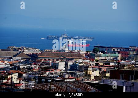 Napoli, Italia. 12th maggio 2022. Vettore aereo nucleare Truman ormeggiato nella baia di Napoli, il vettore aereo è impegnato in operazioni di sicurezza della sesta flotta per la stabilità marittima. (Foto di Pasquale Gargano/Pacific Press) Credit: Pacific Press Media Production Corp./Alamy Live News Foto Stock