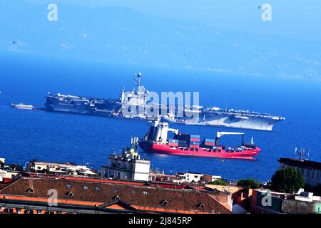 Napoli, Italia. 12th maggio 2022. Vettore aereo nucleare Truman ormeggiato nella baia di Napoli, il vettore aereo è impegnato in operazioni di sicurezza della sesta flotta per la stabilità marittima. (Foto di Pasquale Gargano/Pacific Press) Credit: Pacific Press Media Production Corp./Alamy Live News Foto Stock