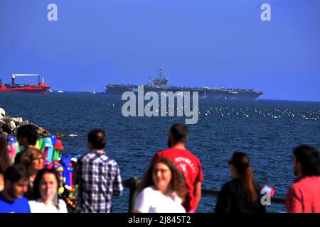 Napoli, Italia. 12th maggio 2022. Vettore aereo nucleare Truman ormeggiato nella baia di Napoli, il vettore aereo è impegnato in operazioni di sicurezza della sesta flotta per la stabilità marittima. (Foto di Pasquale Gargano/Pacific Press) Credit: Pacific Press Media Production Corp./Alamy Live News Foto Stock