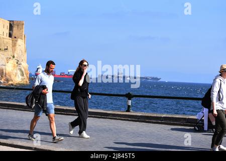 Napoli, Italia. 12th maggio 2022. Vettore aereo nucleare Truman ormeggiato nella baia di Napoli, il vettore aereo è impegnato in operazioni di sicurezza della sesta flotta per la stabilità marittima. (Foto di Pasquale Gargano/Pacific Press) Credit: Pacific Press Media Production Corp./Alamy Live News Foto Stock