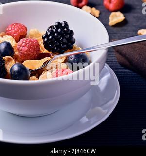 Colazione biologica salutare con cereali e bacche Foto Stock