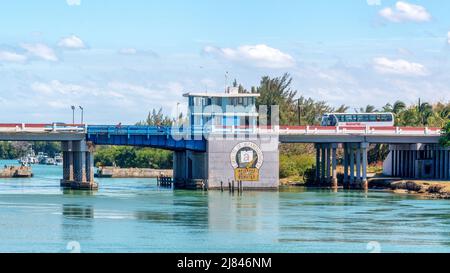 Vista laterale del ponte Varadero. Un autobus guida nella struttura costruita sull'acqua. Foto Stock