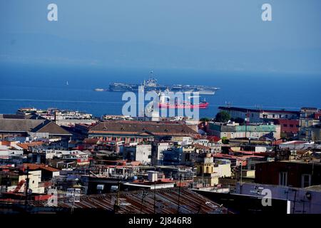 Napoli, Campania, Italia. 12th maggio 2022. Vettore aereo nucleare Truman ormeggiato nella baia di Napoli, il vettore aereo è impegnato in operazioni di sicurezza della sesta flotta per la stabilità marittima. (Credit Image: © Pasquale Gargano/Pacific Press via ZUMA Press Wire) Foto Stock