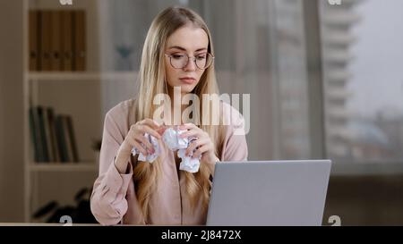 Arrabbiato caucasico business donna pazza furious lady capo capo insegnante manager specialista urlando urlando gettare carte si sente infastidito rabbia lavoro Foto Stock