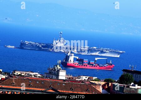 Napoli, Campania, Italia. 12th maggio 2022. Vettore aereo nucleare Truman ormeggiato nella baia di Napoli, il vettore aereo è impegnato in operazioni di sicurezza della sesta flotta per la stabilità marittima. (Credit Image: © Pasquale Gargano/Pacific Press via ZUMA Press Wire) Foto Stock