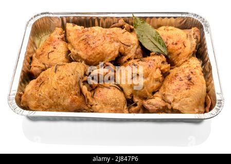 Pollo arrosto in scatola di alluminio per la cottura, cosce di pollo con fondo a foglia di alloro in vassoio di alluminio isolato su bianco - Clipping Path Foto Stock