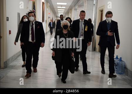 Washington, Stati Uniti. 12th maggio 2022. Il Segretario del Tesoro Janet Yellen arriva a testimoniare dinanzi alla Camera Financial Services Full Committee circa il rapporto annuale del Financial Stability Oversight Council a Rayburn HOB/Capitol Hill a Washington DC, USA. Credit: SOPA Images Limited/Alamy Live News Foto Stock