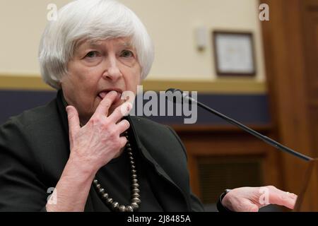 Washington, Stati Uniti. 12th maggio 2022. Il Segretario del Tesoro Janet Yellen testimonia davanti al Comitato completo dei servizi finanziari della Camera durante un'audizione sul rapporto annuale del Consiglio di vigilanza della stabilità finanziaria a Rayburn HOB/Capitol Hill a Washington DC, USA. Credit: SOPA Images Limited/Alamy Live News Foto Stock