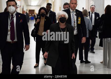 Washington, Stati Uniti. 12th maggio 2022. Il Segretario del Tesoro Janet Yellen arriva a testimoniare dinanzi alla Camera Financial Services Full Committee circa il rapporto annuale del Financial Stability Oversight Council a Rayburn HOB/Capitol Hill a Washington DC, USA. Credit: SOPA Images Limited/Alamy Live News Foto Stock