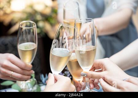 Ho scattato una foto delle mani delle donne quando ho tostato ad una cerimonia nuziale. Foto Stock