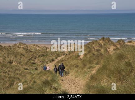 Le famiglie godono del sole primaverile su una spiaggia a Ynyslas, l'estuario di Dyfi, Borth , Aberystwyth, Ceredigion, Galles, Regno Unito Foto Stock