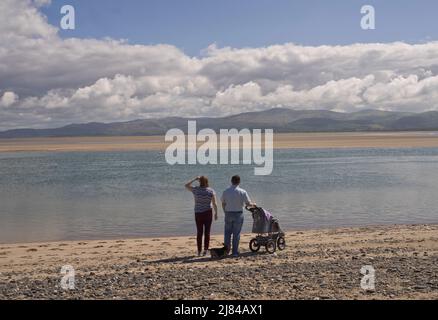 Le famiglie godono del sole primaverile su una spiaggia a Ynyslas, l'estuario di Dyfi, Borth , Aberystwyth, Ceredigion, Galles, Regno Unito Foto Stock