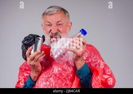 vecchio maschio caucasico che tiene rifiuti di plastica in studio sfondo bianco Foto Stock