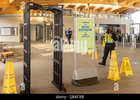 A causa di un aumento della criminalità a coltelli, la British Transport Police, insieme ai treni sudorientali e agli ufficiali di abbigliamento semplice, ha implementato un checkpoint di sicurezza pop-up presso la stazione di Abbey Wood utilizzando un metal-detector anti-arma con: Atmosphere dove: Londra, Regno Unito quando: 08 Mar 2021 credito: Phil Lewis/WENN Foto Stock