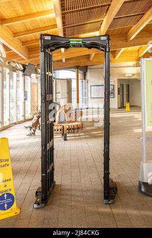 A causa di un aumento della criminalità a coltelli, la British Transport Police, insieme ai treni sudorientali e agli ufficiali di abbigliamento semplice, ha implementato un checkpoint di sicurezza pop-up presso la stazione di Abbey Wood utilizzando un metal-detector anti-arma con: Atmosphere dove: Londra, Regno Unito quando: 08 Mar 2021 credito: Phil Lewis/WENN Foto Stock