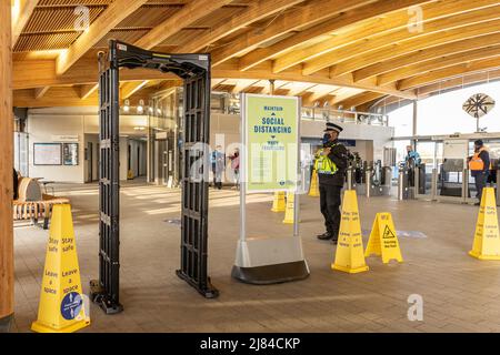 A causa di un aumento della criminalità a coltelli, la British Transport Police, insieme ai treni sudorientali e agli ufficiali di abbigliamento semplice, ha implementato un checkpoint di sicurezza pop-up presso la stazione di Abbey Wood utilizzando un metal-detector anti-arma con: Atmosphere dove: Londra, Regno Unito quando: 08 Mar 2021 credito: Phil Lewis/WENN Foto Stock