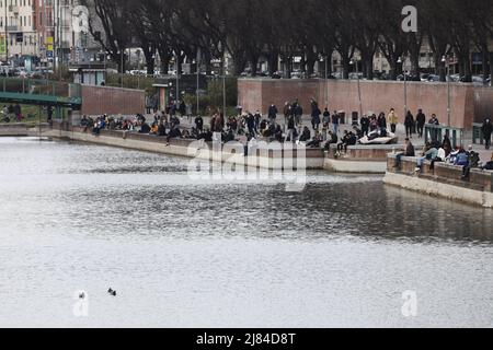 La folla a Milano, in Italia, si diverte nel fine settimana prima di rientrare al blocco, noto come "la Red zone", per almeno fino al fine settimana di Pasqua per alleviare le infezioni da coronavirus in 10 regioni in Italia caratterizzato da: Atmosfera dove: Milano, Italia quando: 13 Mar 2021 credito: Mairo Cinquetti/WENN Foto Stock