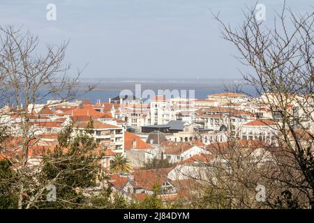 Foto della città di Arcachon, in Francia, scattata dall'alto durante un pomeriggio soleggiato. Arcachon è la città principale della baia di Arcachon (bassin d'Arcachon, o Foto Stock