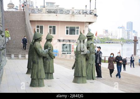 JILIN, CINA - 12 MAGGIO 2022 - la gente cammina lungo il fiume Songhua a Jilin City, nella provincia di Jilin della Cina nordorientale, 12 maggio 2022. A partire dalle 24:00 o Foto Stock