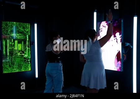 Città del Messico, Città del Messico, Messico. 12th maggio 2022. I turisti visitano il Museo del futuro 'mufo' per godere di luce e suono spettacolo sensoriale che offre 4 sale tematiche e una galleria unica di NFT per i visitatori di ri-incontrare i loro 5 sensi attraverso narrazioni e spazi creati dalle menti pionieristiche dell'arte esperienziale il 12 maggio, 2022 a Città del Messico, Messico. (Credit Image: © Luis Barron/eyepix via ZUMA Press Wire) Foto Stock