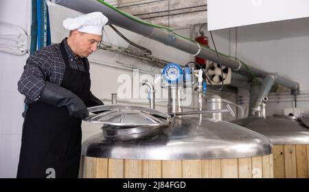 Botola di chiusura della birreria di grandi dimensioni Foto Stock