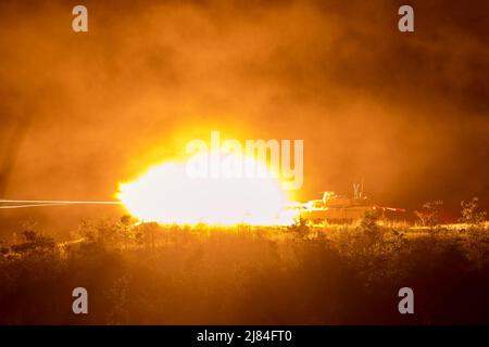 Fort Benning, Georgia, Stati Uniti. 4th maggio 2022. Un M1A2 SEPv2 Abrams Tank scotta in giù durante la tabella VI notte fuoco porzione di Sullivan Cup a Fort Benning, Georgia, 4 maggio 2022. La Sullivan Cup mette in evidenza e convalida la formazione e l'istruzione necessarie per sfruttare i più recenti progressi della modernizzazione dell'armatura a supporto delle squadre di combattimento e delle formazioni di cavalleria Armored Brigade. Credit: U.S. Army/ZUMA Press Wire Service/ZUMAPRESS.com/Alamy Live News Foto Stock