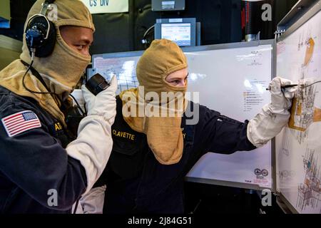 Oceano Pacifico. 16th Apr 2022. Il Lt. Jason Calata, a sinistra, e il Lt. Ashley Clavette, entrambi assegnati a bordo della nave da combattimento litoranea variante di Indipendenza USS Montgomery (LCS 8) controllano una trivella durante le operazioni di routine in corso nel Pacifico orientale. LCS è una piattaforma veloce, agile e mission-focalizzata progettata per operare in ambienti vicino alla costa, vincendo contro le minacce costiere del 21st° secolo. LCS è in grado di supportare la presenza diretta, sicurezza marittima credito: U.S. Navy/ZUMA Press Wire Service/ZUMAPRESS.com/Alamy Live News Foto Stock