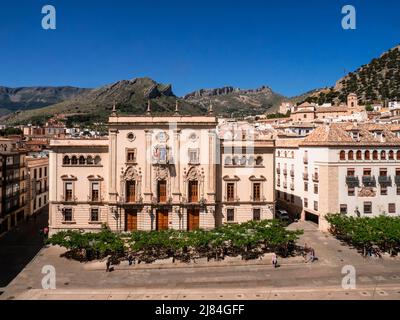 Il municipio di Jaen e Plaza de Santa Maria con le montagne alle spalle, visto dall'alto in una giornata di sole. Foto Stock