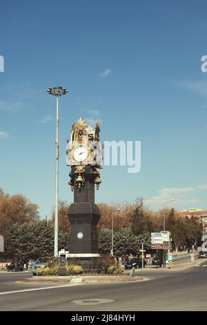 Ankara, Turchia - 21 febbraio 2022: Torre storica dell'Orologio a Ulus Ankara Foto Stock