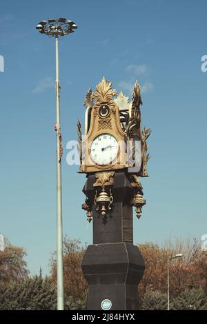 Ankara, Turchia - 21 febbraio 2022: Torre storica dell'Orologio a Ulus Ankara Foto Stock