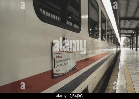 Ankara, Turchia - 21 febbraio 2022: Primo piano del treno Eastern Express nella stazione ferroviaria di Ankara. Foto Stock