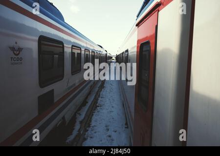 Erzincan, Turchia - 22 febbraio 2022: Treni espressi orientali fianco a fianco Erzincan Turchia Foto Stock