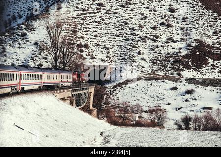 Erzincan, Turchia - 22 febbraio 2022: Treno espresso orientale e il treno sta per entrare nel tunnel. Foto Stock