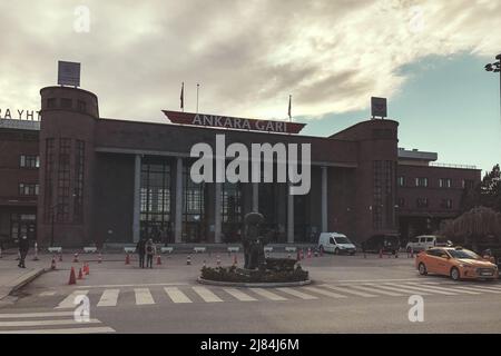 Ankara, Turchia - 21 febbraio 2022: Vista dell'edificio della stazione ferroviaria di Ankara Foto Stock