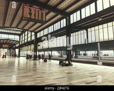 Ankara, Turchia - 21 febbraio 2022: All'interno della stazione ferroviaria Ankara YHT e alcune persone in attesa del treno. Foto Stock