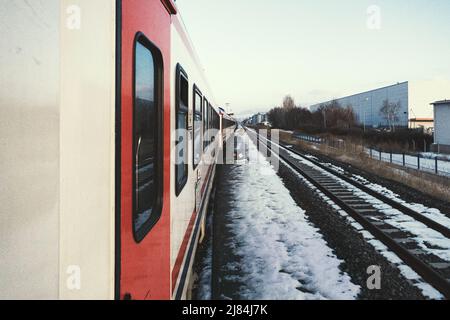 Erzurum, Turchia - 22 febbraio 2022: Treni espressi orientali laterali e pista ferroviaria con neve Foto Stock