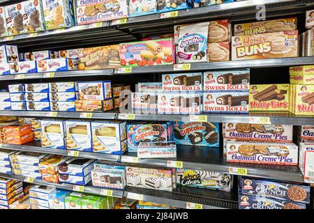 Miami Florida,Walmart,interno vendita scaffali esposizione scaffali, spazzatura cibo dessert dolci torte Little Debbie Entemann's. Foto Stock