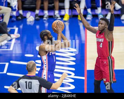 Philadelphia, Stati Uniti. 12th maggio 2022. James Harden (#1 76ers)&#XA;durante la partita della National Basketball Association tra il Philadelphia 76ers e Miami Heat al Wells Fargo Center di Philadelphia, PA Georgia Soares/SPP Credit: SPP Sport Press Photo. /Alamy Live News Foto Stock