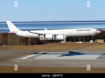 Air Atlanta Icelandic Airbus A340-600 atterrando con i titoli 'World Cargo'. Velivolo da freighter bianco A346 utilizzato per il trasporto di merci. Foto Stock